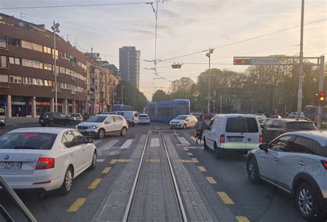 Tramvaj U Zagrebu Ponovno Isko Io Iz Tra Nica Stvara Se Gu Va U