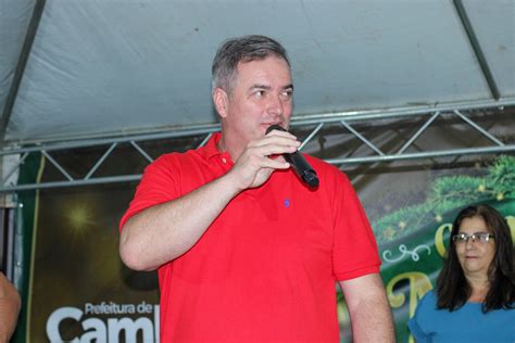 Chegada do Papai Noel atrai grande público ao calçadão em Cambira