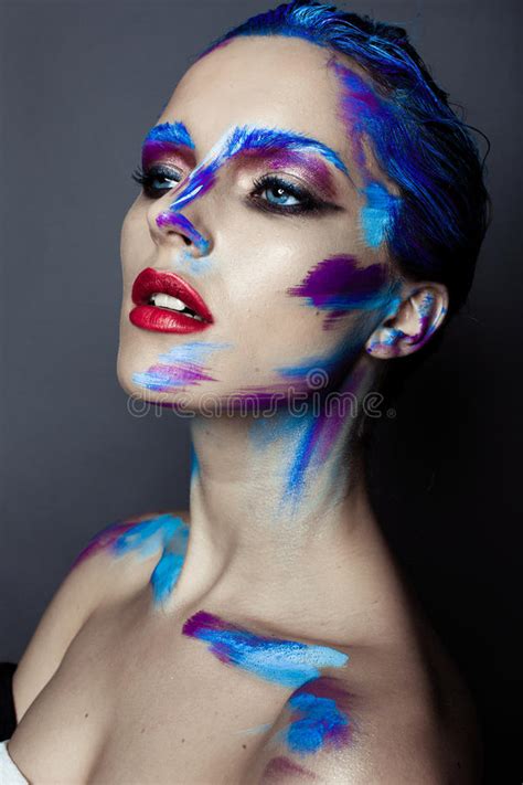 Maquillage Créatif D art D une Jeune Fille Avec Des Yeux Bleus Photo