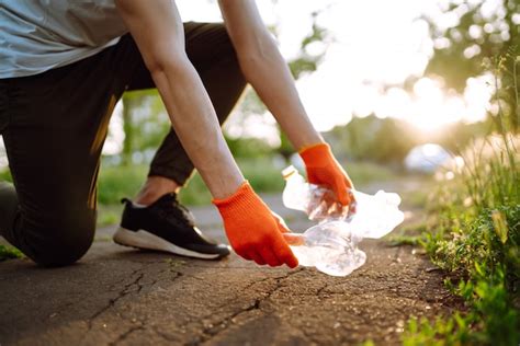 La Mano De Los Hombres Recoge Basura Pl Stica Para Limpiar En El Parque