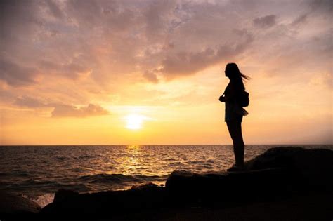 Situaci N De La Mujer De La Silueta Cielo De La Puesta Del Sol Sobre