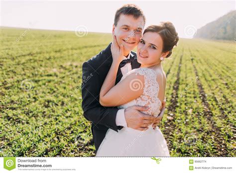 El Retrato Del Primer De Los Recienes Casados De Abrazo Preciosos En El