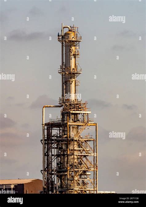 Distillation Tower Hi Res Stock Photography And Images Alamy