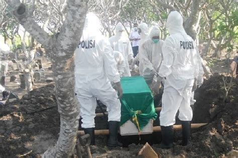 Personel Polres Kudus Bantu Pemakaman Pasien Covid Antara News