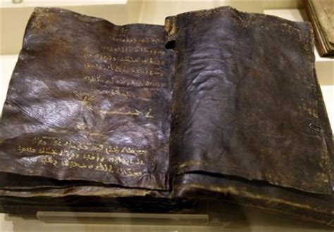 Библия, возраст которой, как полагают, составляет 1500 лет, оспаривает ...