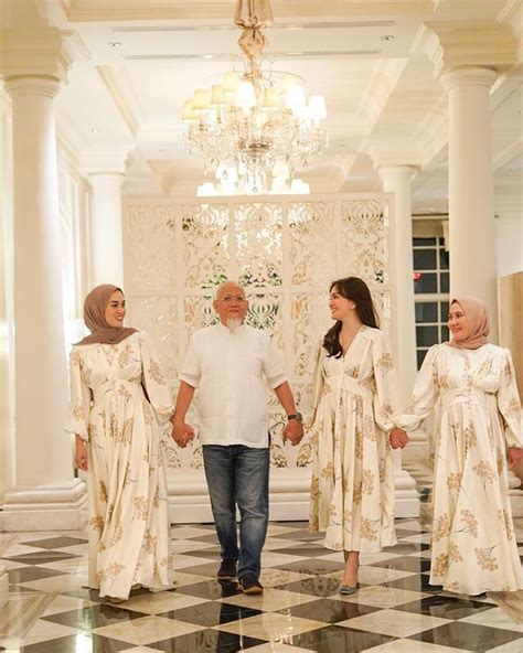 7 Potret Harmonis Shandy Aulia & Sang Ayah Tercinta yang Beda Agama