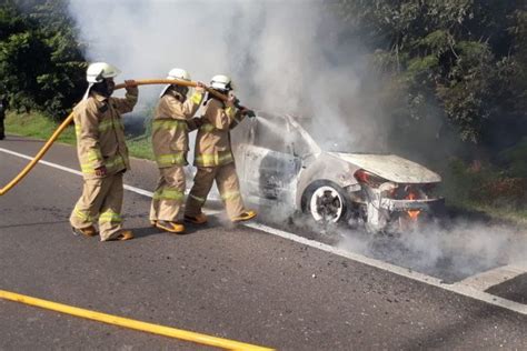 Pengendara Selamat Terungkap Dugaan Penyebab Terbakarnya Mobil Di Bahu