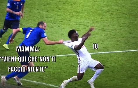 Chiellini Afferra Saka E Diventa Un Meme Ecco I Più Divertenti