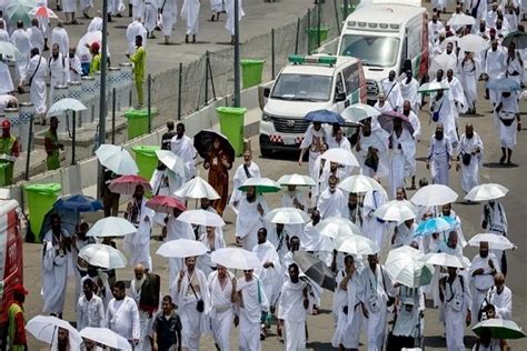 Lebih Dari Satu Juta Peziarah Berdoa Di Gunung Arafat Pada Puncak