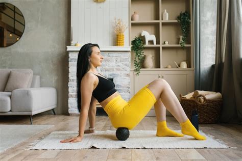 Mujer Deportiva Con Ropa Deportiva Amarilla Y Negra Sost N Y