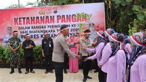 Polres Karanganyar Bagikan Ratusan Bibit Tanaman Buah Dalam Rangka Hut