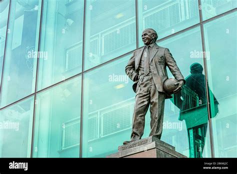 Sir Matt Busby statue, Old Trafford stadium Stock Photo - Alamy