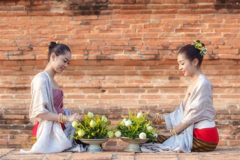 Hermosas Chicas Tailandesas En Traje Tradicional Tailand S Tratando De