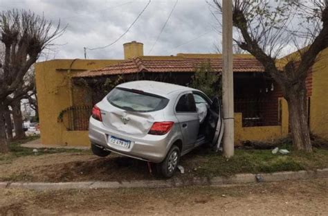 Pudo Ser Una Tragedia Un Auto Choc Contra Un Rbol Y Termin En El