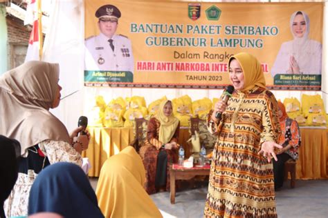 Ketua Lkks Provinsi Lampung Riana Sari Arinal Bagikan Ratusan Paket