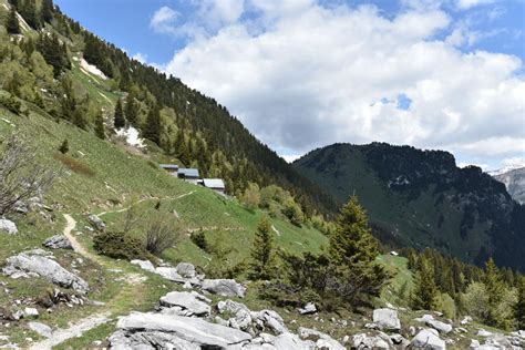 Hameau de la Montagne Rocher de Villeneuve Crête du Mont Charvet