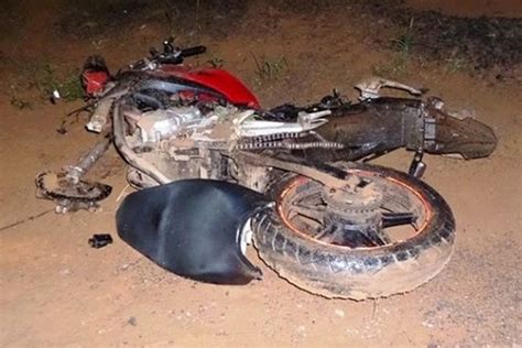 MidiaNews Motociclista Colide Carro Cai Em Barranco E Morre Em MT