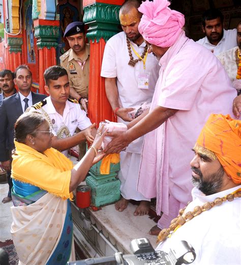 श्री राम जन्मभूमि मन्दिर में रामलला के दर पर पहुंचीं राष्ट्रपति द्रौपदी