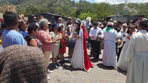 Emotivo Momento Encuentro Entre Los Vecinos De San Juan Mixtepec Y