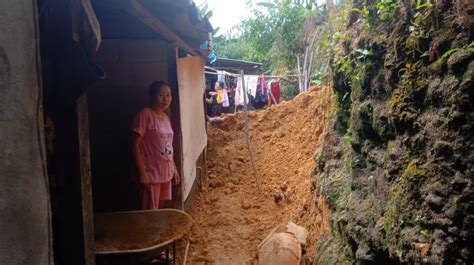 Tanah Longsor Mengancam Sekolah Dan Rumah Warga Di Capkala Bengkayang