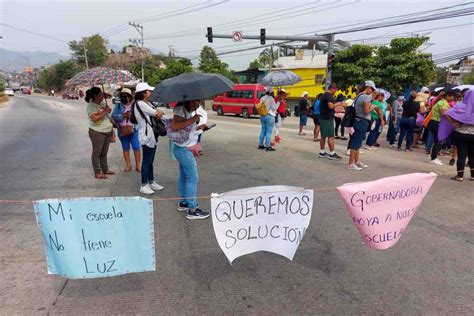 Bloquean Padres La Carretera En Acapulco Piden Un Transformador Para