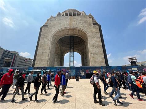 La Jornada Familiares de los 43 protestan en el Monumento a la Revolución