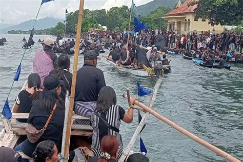 Momen Ribuan Umat Katolik Khusyuk Ikuti Prosesi Laut Tuan Meninu Di