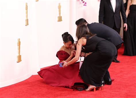 Atriz Liza Koshy Leva Tombo No Tapete Vermelho Do Oscar Metr Poles