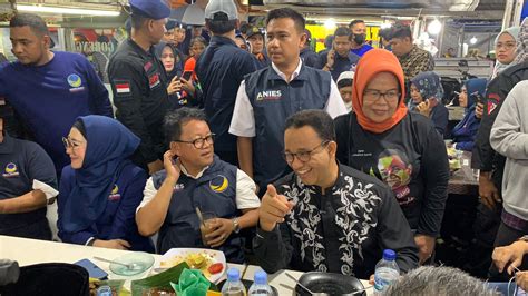 Meski Hujan Masyarakat Sumbar Berdesakan Sambut Kedatangan Anies