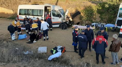 Denizli de turistleri taşıyan minibüs kaza yaptı 13 yaralı Son