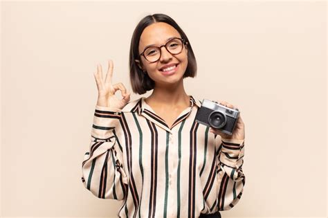 Mujer Latina Joven Que Se Siente Feliz Relajada Y Satisfecha Mostrando Aprobaci N Con Gesto