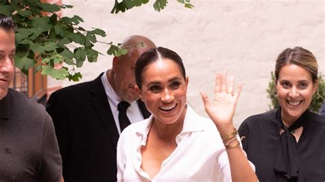 Meghan Markle lleva el capazo de playa más grande más rústico menos