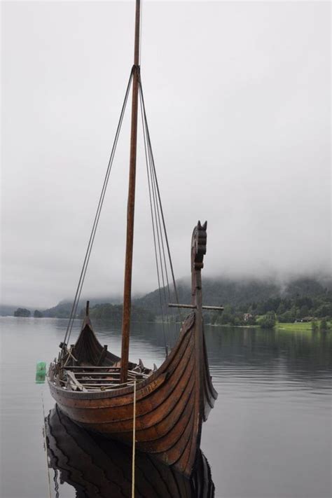 LES DRAKKARS VIKINGS Le bateau viking fut peut être la plus grande