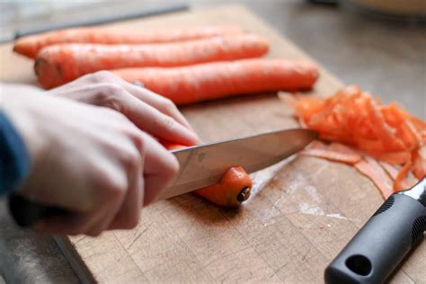 How To Cut Carrots Sticks Easy Method The Home Intent