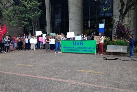 Estudantes Da Unb Protestam Contra Atos De Vandalismo Em Livros