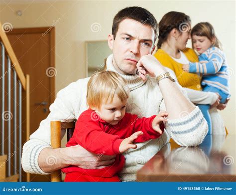 Familia De Cuatro Miembros Que Tiene Pelea En Casa Foto De Archivo