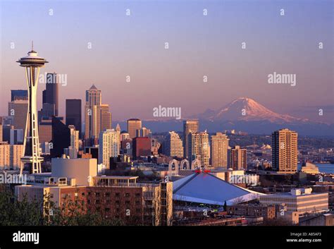 Seattle Skyline Mt Rainier Hi Res Stock Photography And Images Alamy