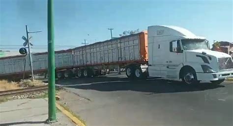 Trata De Ganarle El Paso Al Tren Y Tr Iler Es Embestido En La Calle