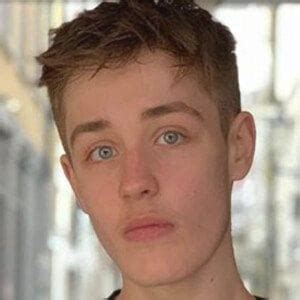 Archie Lyndhurst - Trivia, Family, Bio | Famous Birthdays