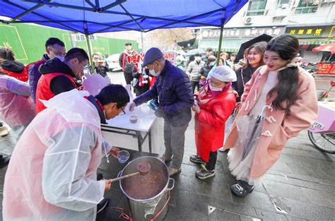 浓浓香粥添福气！社区送1000多份腊八粥传递邻里情 极目新闻