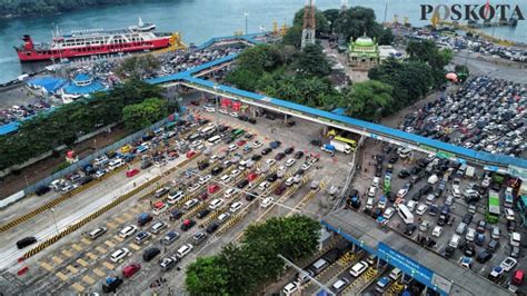 Foto Udara Antrean Kendaraan Pemudik Di Pelabuhan Merak Poskota Co Id