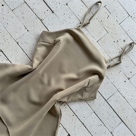 CONJUNTO ALFAIATARIA REGATA ASSIMÉTRICA E CALÇA PANTALONA NUDE Dondoca