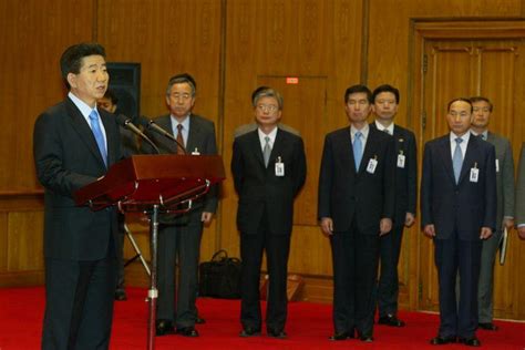 노무현사료관 싱가포르 국빈 방문을 마치고 서울공항에 도착해 귀국보고를 하는 노무현 대통령