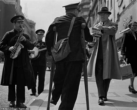 From dawn till busk! Street performers who kept 1950s Londoners ...