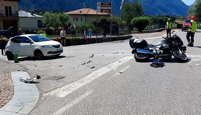 Scontro In Moto Contro Un Auto Padre E Figlia In Ospedale