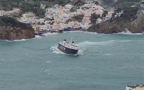 Traghetto Tra Ponza E Formia Rischia Di Ribaltarsi Nessun Ferito Auto