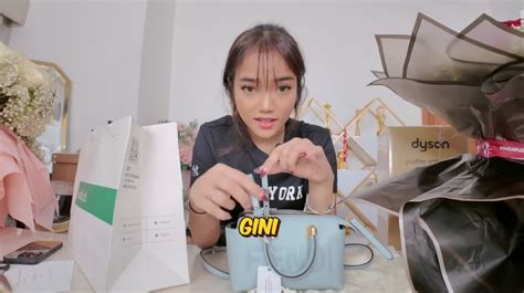 Nggak Kaleng Kaleng Fuji Dapat Kado Mewah Tas Branded Dari Fans