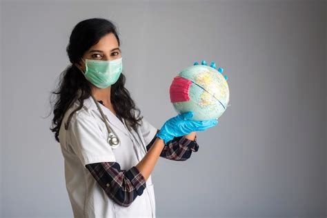 Doctora Sosteniendo El Globo Del Mundo Con Una Mascarilla De Medicina