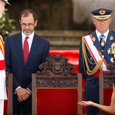 La Reina Letizia Hace Un Gesto Al Rey Felipe Vi En La Entrega De