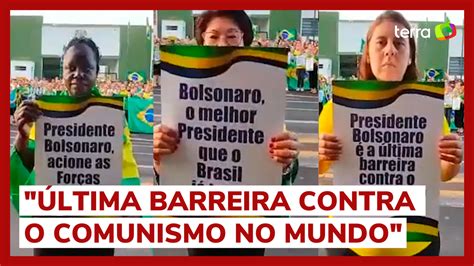 Bolsonaristas Fazem Procissão Em Frente A Quartel Com Cartazes